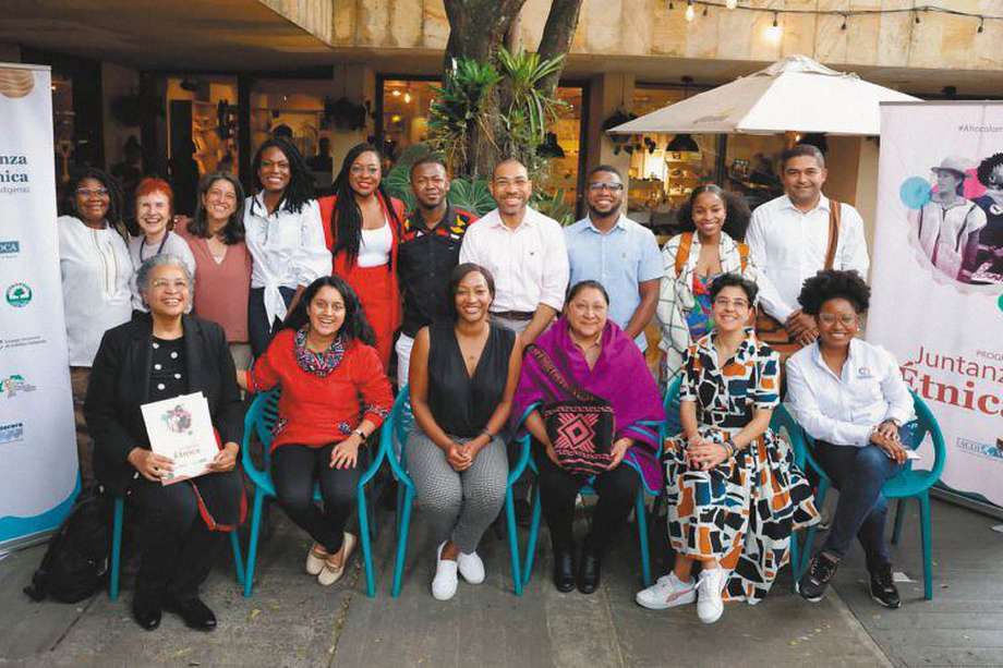 Diallo (centro) en reunión con representantes de comunidades afrocolombianas e indígenas. / Cortesía Embajada de Estados Unidos en Colombia
