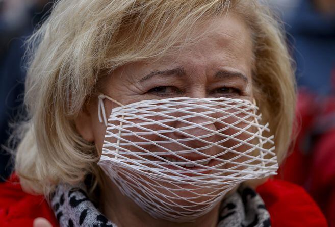 Otra de las manifestantes en Alemania en contra de la política de uso obligatorio de mascarillas.