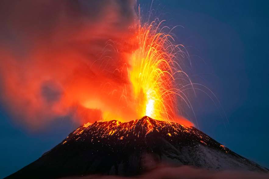 El gobierno de Puebla ya habilitó decenas de albergues en la zona cercana al volcán.