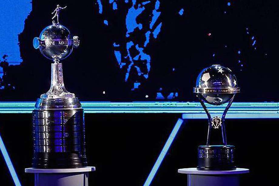 Trofeos Copa Libertadores y Copa Sudamericana en la sede de la Conmebol en Paraguay. 