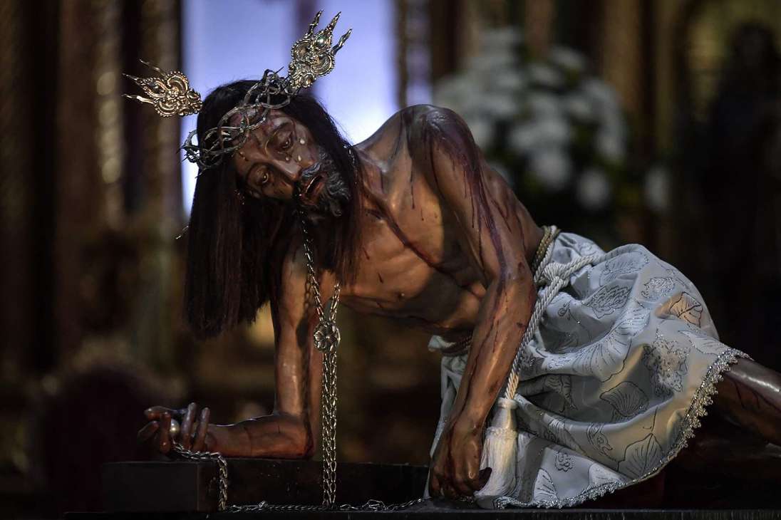 La imagen, que pesa 150 kilos, está hecha de madera y metal fundido. Es una obra del escultor Pedro de Lugo Albarracín, quien vivió en Bogotá en 1660 y es conocido por crear imágenes devocionales de Cristo Sufriente. El Señor de Monserrate es su obra más reconocida.