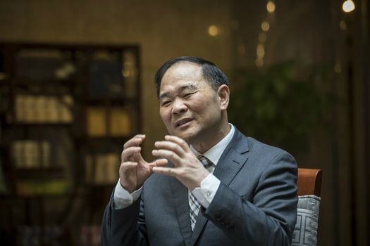 Li Shufu, presidente del Grupo Geely, uno de los mayores conglomerados automotrices de China, con participación en varias empresas extranjeras. / Bloomberg