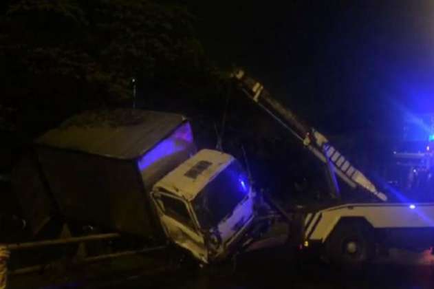 Un camión con tres ocupantes cayó al río Medellín