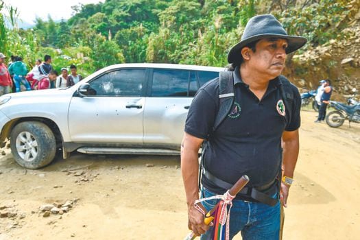 Luis Acosta, coordinador nacional de la guardia indígena, en Tacueyó, donde ocurrió la matanza del 29 de octubre. / AFP