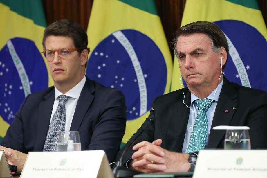 El presidente Jair Bolsonaro (derecha), junto al ministro de Medio Ambiente de Brasil, Ricardo Salles (izquierda), participaron en la cumbre climática convocada por Estados Unidos.