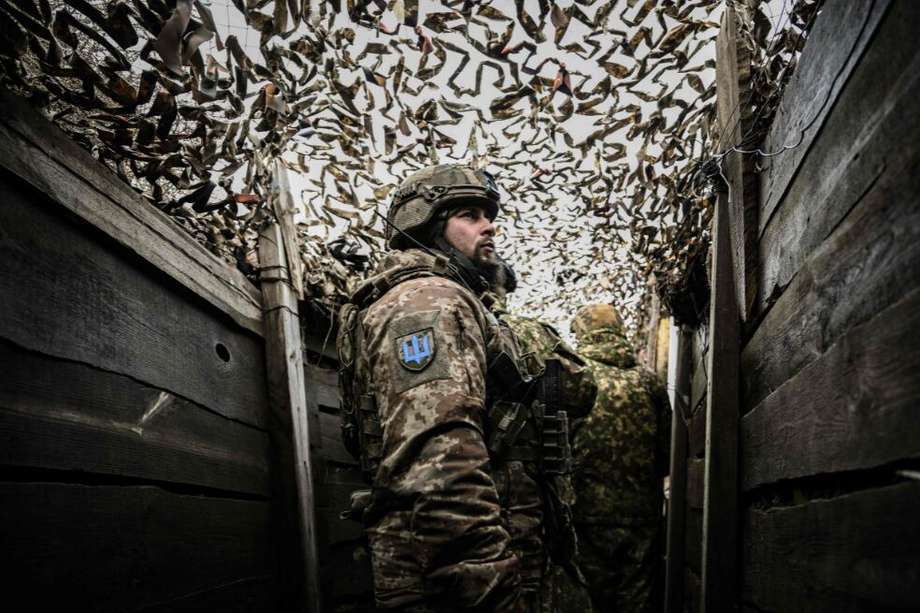 Tropas ucranianas patrullan en primera línea en las afueras de la ciudad de Novoluhanske, en el este de Ucrania. 