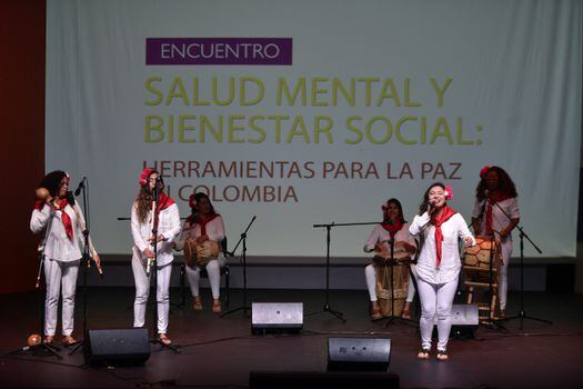 Grupo de gaitas femenino Flor de Cerezo durante el evento Salud Mental y Bienestar Social: Herramientas para la Paz en Colombia, organizado por la OIM y USAID.