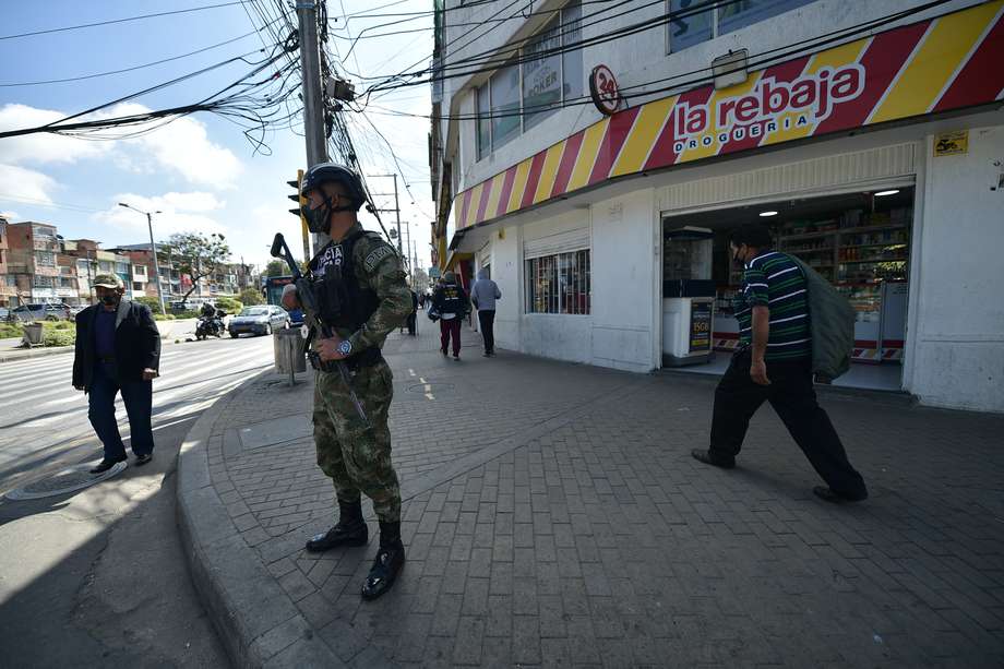 Durante la cuarentena en Bogotá, el Ejército apoyó las labores de vigilancia en algunas localidades de la capital. 