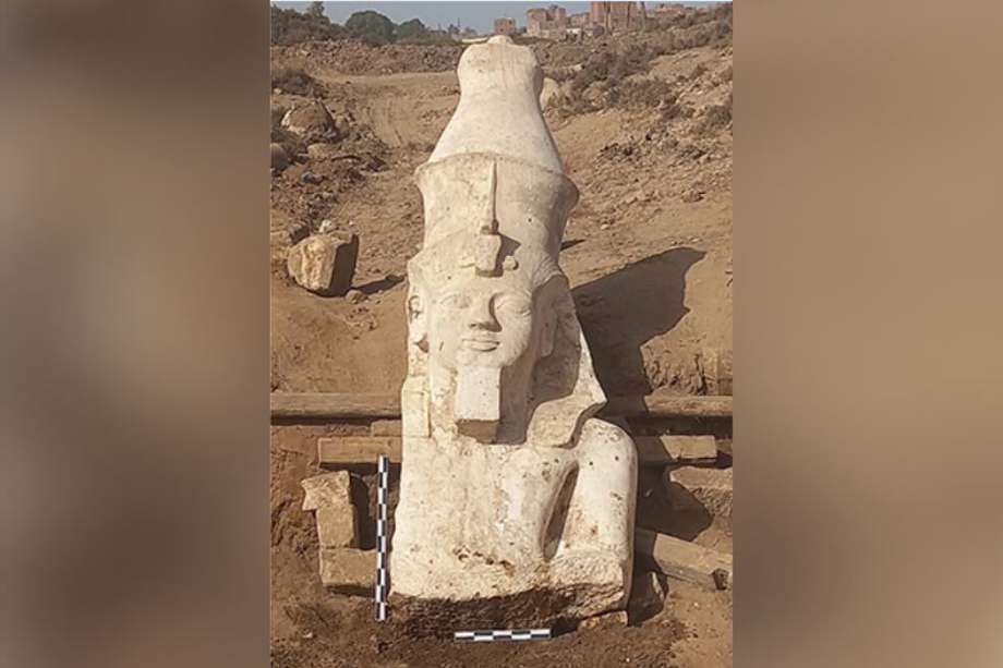 Descubren la parte superior de una estatua del faraón Ramsés II.