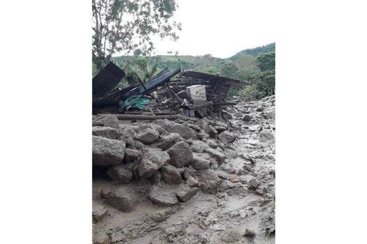 Un puente de la zona colapsó por las lluvias.  / Tomado de Facebook