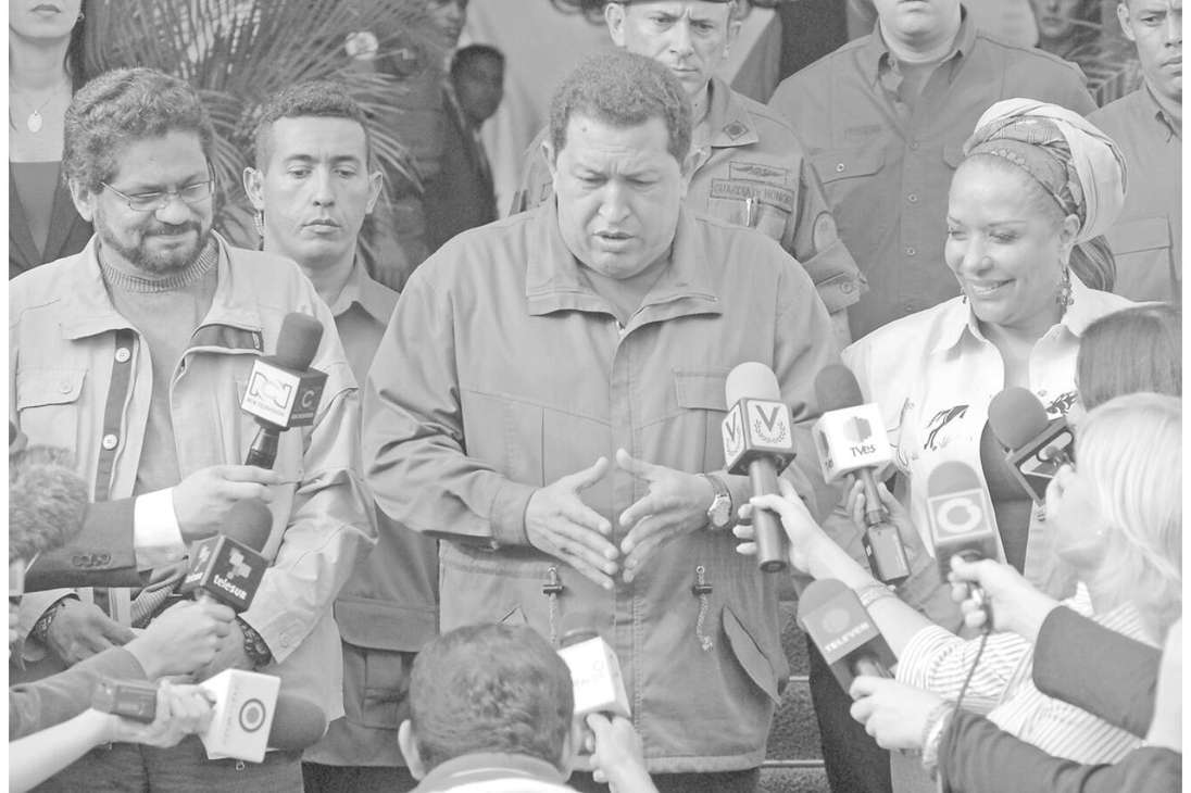 Esta foto, que mostró un emotivo encuentro, en noviembre de 2007, entre el presidente venezolano Hugo Chávez; el comandante de las Farc, Iván Márquez; y la senadora Piedad Córdoba, en las escalinatas del Palacio de Miraflores