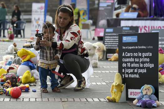 En noviembre del año pasado se hizo un plantón en el centro de Bogotá para generar conciencia sobre la problemática de la violencia sexual contra los niños y niñas.  / Foto: AFP