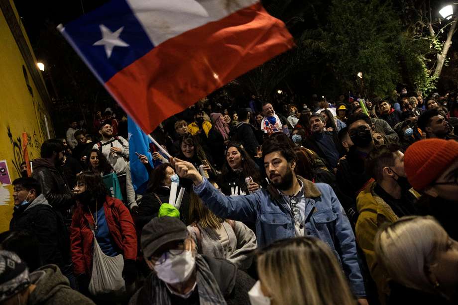 Ciudadanos participan en el cierre de campaña de los simpatizantes por la opción de votar "aprueba" al referendo del próximo domingo, hoy, en Santiago (Chile). 