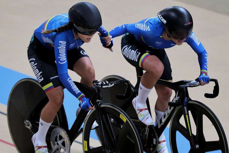 Lina Rojas y Lina Hernández, la dupla que le dio un nuevo oro a Colombia en los eventos de ciclismo de pista en los Juegos Panamericanos de Santiago 2023.