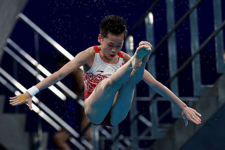 Hongchan Quan durante su salto perfecto en la plataforma 10 metros.