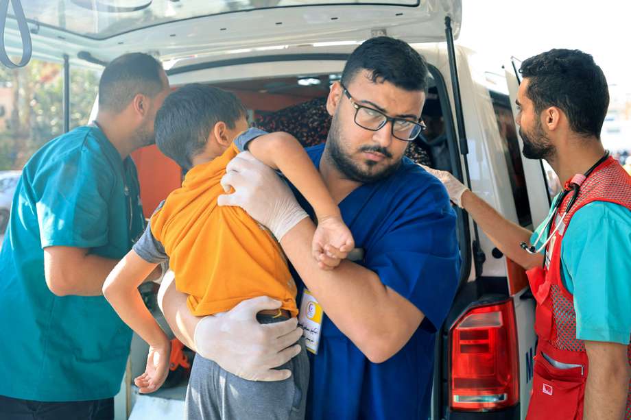Rescatistas llevan a un niño palestino a un hospital luego de un ataque israelí, en Khan Yunis, en el sur de la Franja de Gaza, ciudad que está recibiendo a gran cantidad de desplazados.