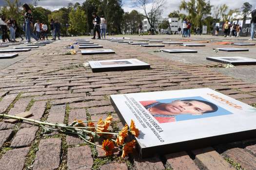 Fotografía de cuadros de personas desaparecidos tejidas por víctimas, durante la conmemoración del Día Internacional de las Víctimas de Desapariciones Forzadas, en la Universidad Nacional de Bogotá (Colombia). 
