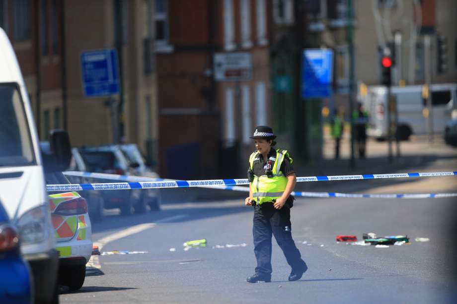 Una agente de policia en la escena de los hechos en Ilkeston Road donde tres personas han sido encontradas muertas en un "terrible y trágico incidente" según ha asegurado fuentes policiales este martes en Nottingham.
