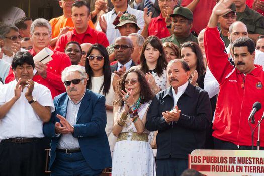 Los presidentes de Bolivia, Evo Morales; de Uruguay, José Mujica; de Nicaragua, Daniel Ortega, y su esposa, y el vicepresidente de Venezuela, Nicolás Maduro, durante el homenaje a Chávez en Caracas. / EFE