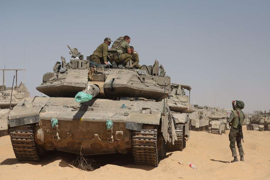 Vehículos blindados israelíes, ubicados a lo largo de la valla fronteriza con el sur de la Franja de Gaza. 