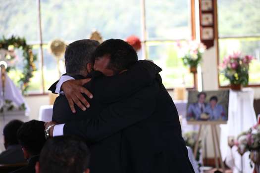 Los hermanos Helmuth y Héctor Angulo Castañeda se abrazan en la ceremonia en la que recibieron el cuerpo de su madre, Carmen Castañeda, secuestrada hace 22 años.