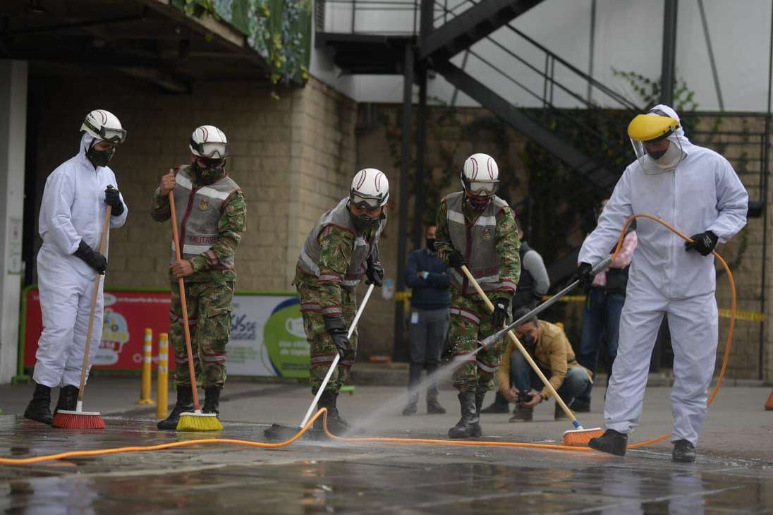 Este miércoles se llevó a cabo una intensa jornada de limpieza y desinfección en el Centro Comercial Diverplaza, por parte del miembros del Ejército. / Gustavo Torrijos