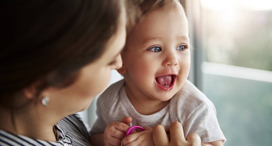 Aunque parezca que no nos entienden en los primeros meses, charlar con los bebés sí ayuda al desarrollo del lenguaje.