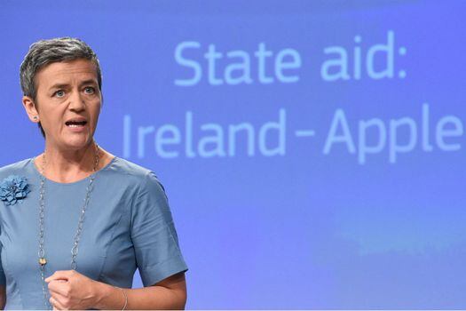 La comisaria europea de Competencia, Margrethe Vestager, ofrece una rueda de prensa en relación al caso de las supuestas ventajas fiscales de la empresa Apple. / AFP