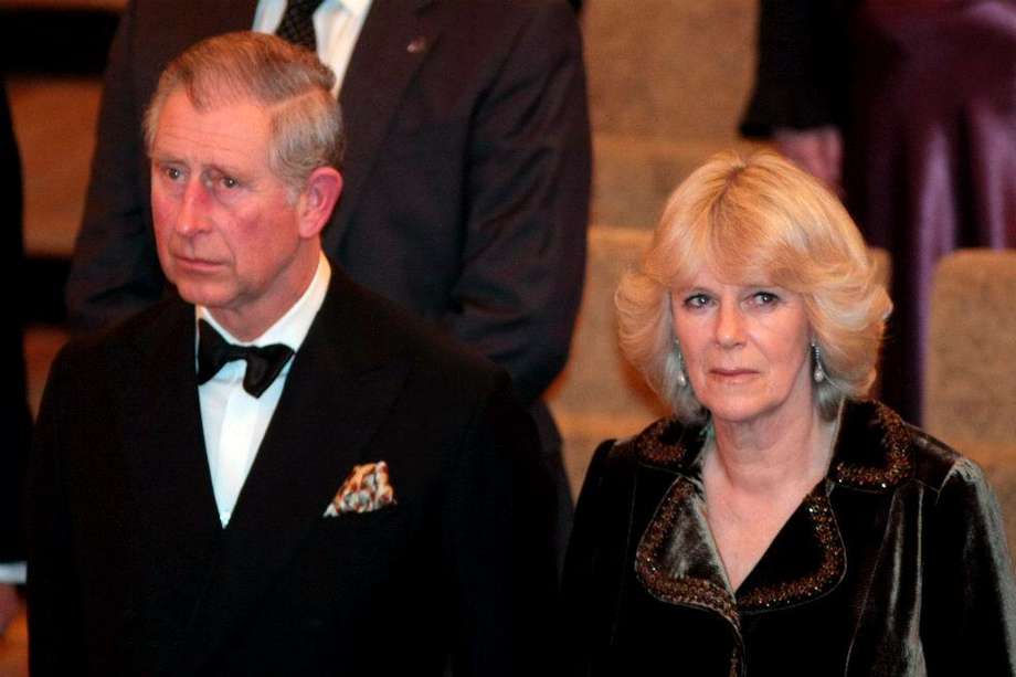 El príncipe Carlos, en una de las innumerables ceremonias a las que debe asistir al año, junto a su esposa, la duquesa de Cornualles.  / EFE