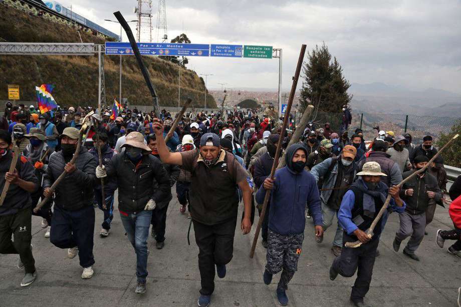 Los bloqueos se mantienen en las principales rutas del país que comunican a las regiones más pobladas como Santa Cruz y La Paz.