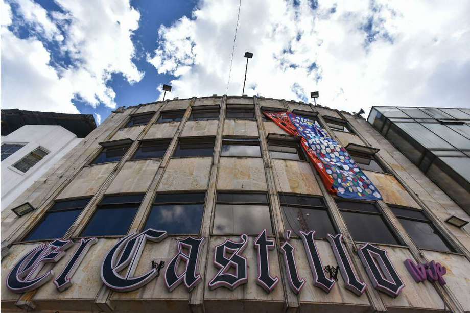 El Castillo de las Artes fue durante muchos años conocido por ser uno de los prostíbulos más exitosos de la ciudad de Bogotá. Tras su cierre a causa de nexos con la mafia, la Alcaldía transformó el espacio de encuentro cultural en el año 2020.