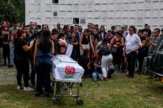 Desde la firma del Acuerdo de Paz en noviembre de 2016 han sido asesinados 244 excombatientes en el país. En la imagen, el sepelio de Manuel Antonio González, exguerrillero asesinado en Ituango, en diciembre 2019.