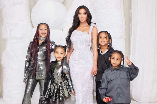 El clan Kardashian se caracteriza por poner nombres particulares a sus niños. En el caso de Kim sus hijos se llaman North, Saint, Chicago y Psalm