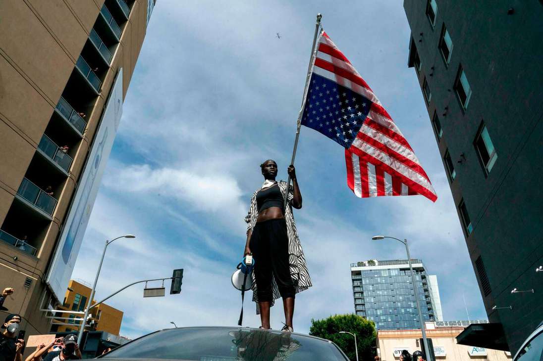 Una Manifestante habla a la multitud durante una manifestación por la muerte de George Floyd mientras se encuentraba bajo custodia de la policía, en Los Ángeles, California, el 2 de junio de 2020.