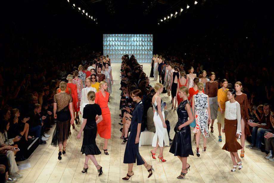 Peter Copping presentó su última colección la semana pasada en la Semana de la Moda de París. / AFP