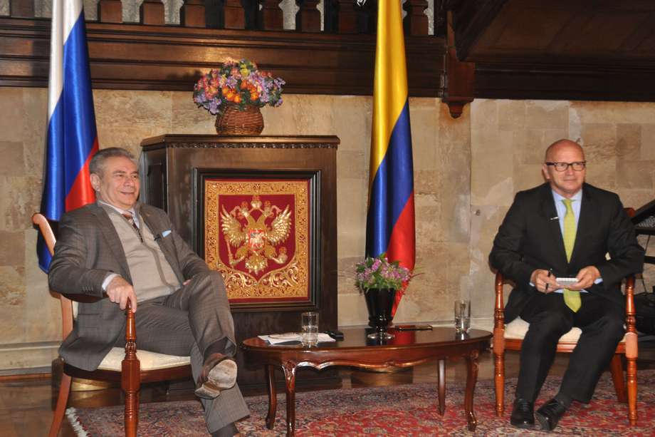 El embajador de Rusia en Colombia, Nikolay K. Tavdumadze (izquierda), en diálogo con el programa "La hora de Acero".