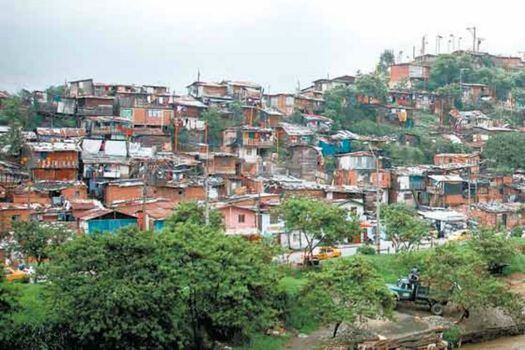 Esmad desaloja 300 personas de un barrio en Medellín