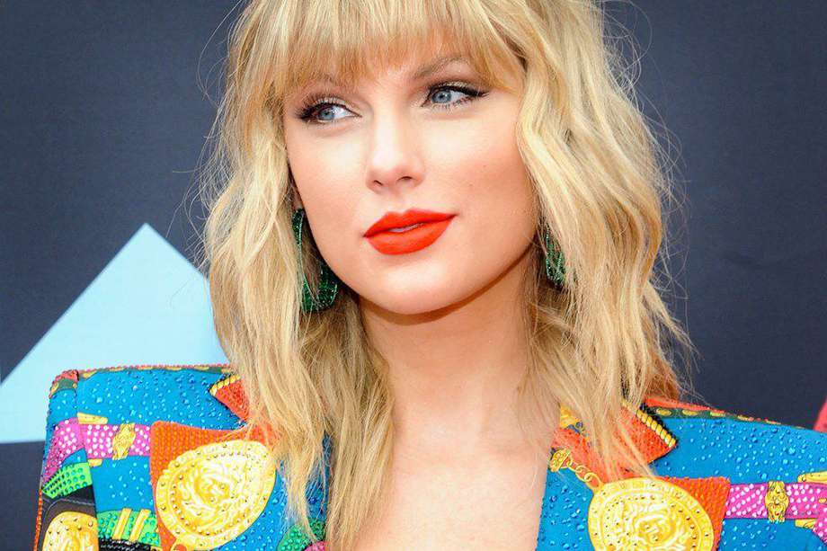 Taylor Swift sorprendió a sus fans este viernes con el anuncio por redes sociales del lanzamiento de “Red”, un disco de 2012.