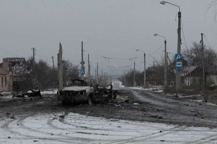 El mando militar ucraniano había admitido el martes que la situación era “extremadamente tensa” en Bajmut. El mismo día, Zelenski había constatado un aumento de “la intensidad de los combates” alrededor de la ciudad, que contaba con unos 70.000 habitantes antes del conflicto. Ahora quedan unos 4.500, según las autoridades locales.