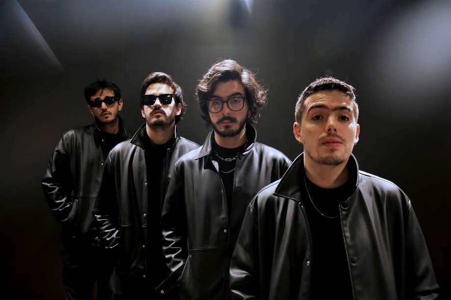 El grupo musical está compuesto por Juan Pablo Isaza Piñeros, Juan Pablo Villamil Cortés, Simón Vargas Morales y Martín Vargas Morales.
