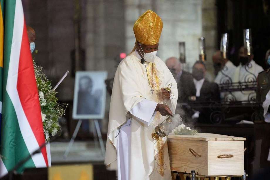 El arzobispo de Ciudad del Cabo, Thabo Makgoba, balancea un incensario durante la misa de réquiem del ícono sudafricano anti-apartheid, el arzobispo Desmond Tutu.