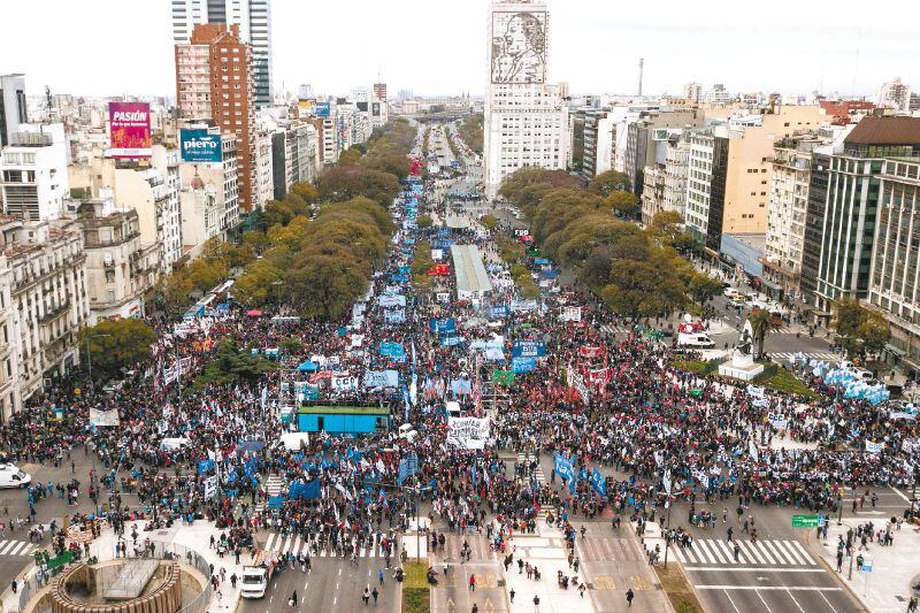 Drone view of 9 de Julio avenue in Buenos Aires, where social organizations gathered to protest against the government of Argentine President Mauricio Macri, and installed a soup kitchen to distruibute free meals on September 12, 2018. Argentinian social organizations demand the declaration of a food emergency amid a financial crisis that has increased and give away food rations as a means of protest against the government. / AFP / IVAN PISARENKO
