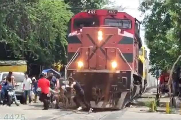 Hombre en silla de ruedas se salvó de ser atropellado por un tren