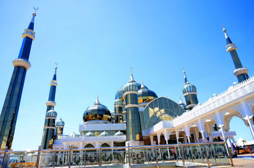 Mezquita de Cristal (Malasia): Acero, vidrio y cristal. Esos son los innovadores materiales que conforman la Mezquita de Cristal, ubicada en la ciudad costera de Kuala Terengganu. Fue construida entre 2006 y 2008, y desde entonces se ha convertido en uno de los principales atractivos turísticos de Malasia por ser una de las mezquitas más singulares del mundo. Su estructura mezcla perfectamente el formato de los templos musulmanes tradicionales con las nuevas arquitecturas y espacios de consumo. Su exterior es aún más impactante cuando anochece y la mezquita se ilumina con los colores de su interior.