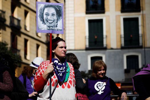 Una mujer sostiene una cartel con la imagen de Marielle Franco.  / EFE