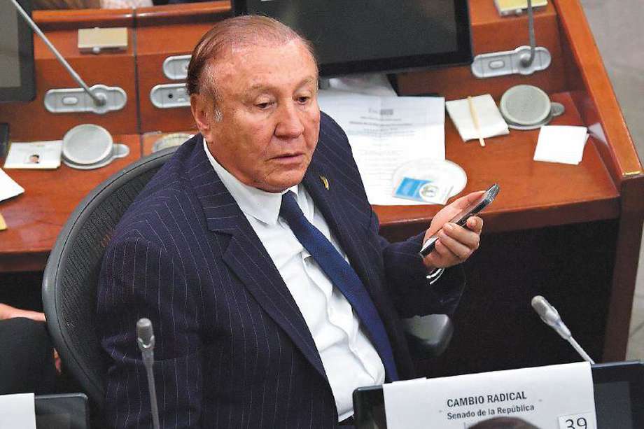 Cárdenas dijo que las iluminarias dañadas fueron compradas en la administración de Rodolfo Hernández. 