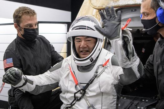 Momento en el que los astronautas dejan la cápsula de SpaceX.