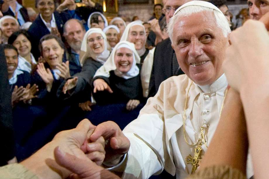 De acuerdo con el diario italiano La Stampa, que cita fuentes cercanas al monasterio, el pontífice emérito está “respondiendo positivamente al tratamiento”.