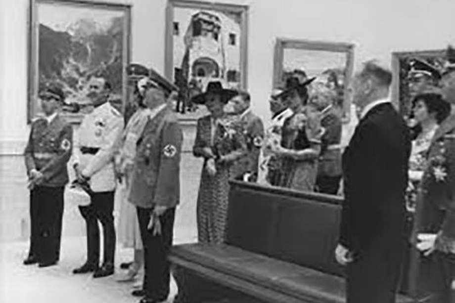 Hitler 2 (1)Militares de la Alemania Nazi visitan “Arte degenerado”, una expresión adoptada por el régimen a partir de la exposición con el mismo nombre en Múnich en julio de 1937.
