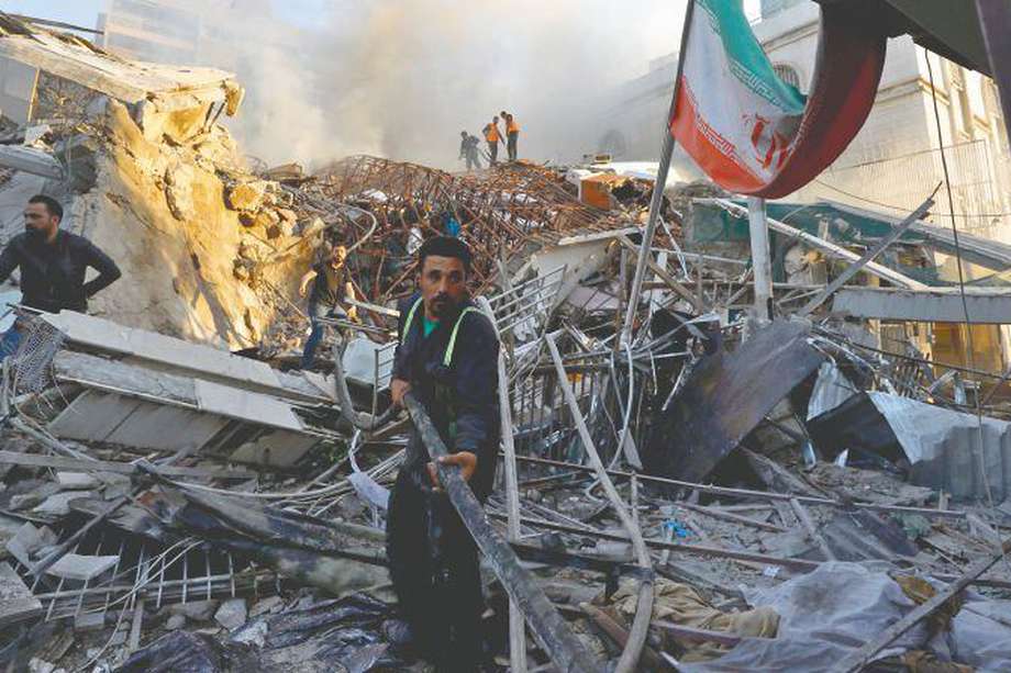 Los servicios de emergencia llegaron hasta un edificio afectado por un ataque aéreo en Damasco, el lunes 1 de abril de 2024, que demolió el Consulado de Irán en la capital siria. 